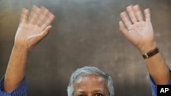 Nobel Peace Prize Laureate and founder of Bangladesh's Grameen Bank Muhammad Yunus gestures as he speaks to media representatives before the opening of Africa-Middle East Microcredit Summit in Nairobi, 6 Apr 2010