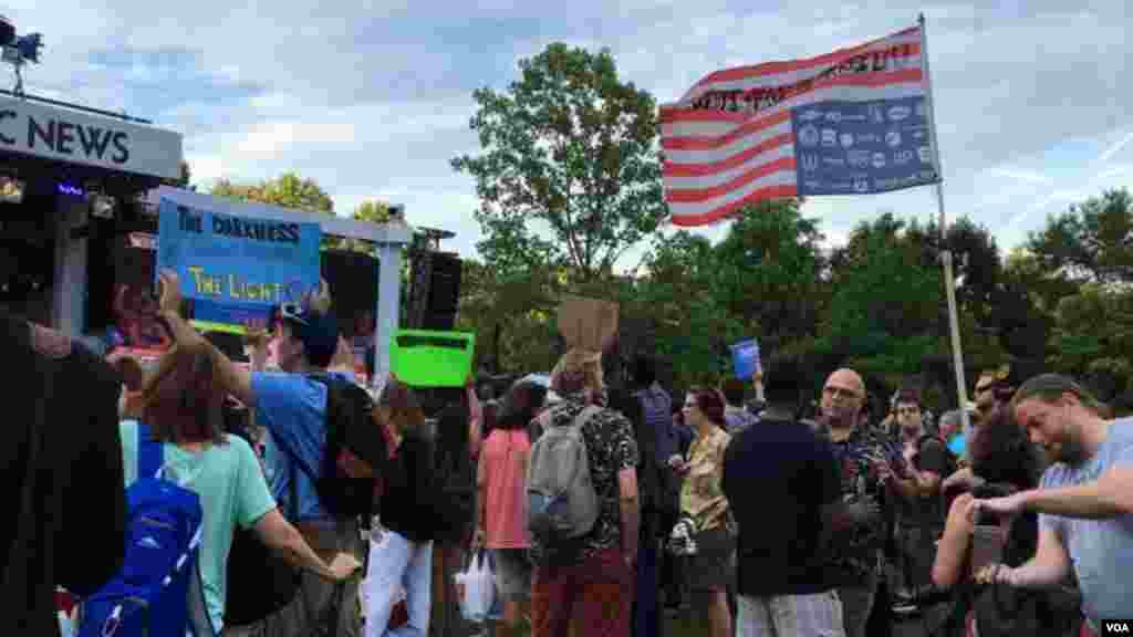 Des partisans de Bernie Sanders, le 25 juillet 2016 à Philadelphie. (VOA/ Tatiana Mossot)