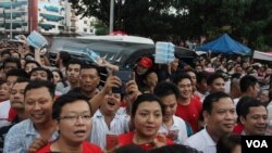 မဲရေတွက်မှုစောင့်ကြည့်နေတဲ့ NLD ရုံးချုပ်ရှေ့က ပရိသတ်