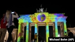 Pembukaan resmi "Festival of Lights" ke-17 di Berlin, Jerman, Kamis, 2 September 2021. (Foto: AP/Michael Sohn)