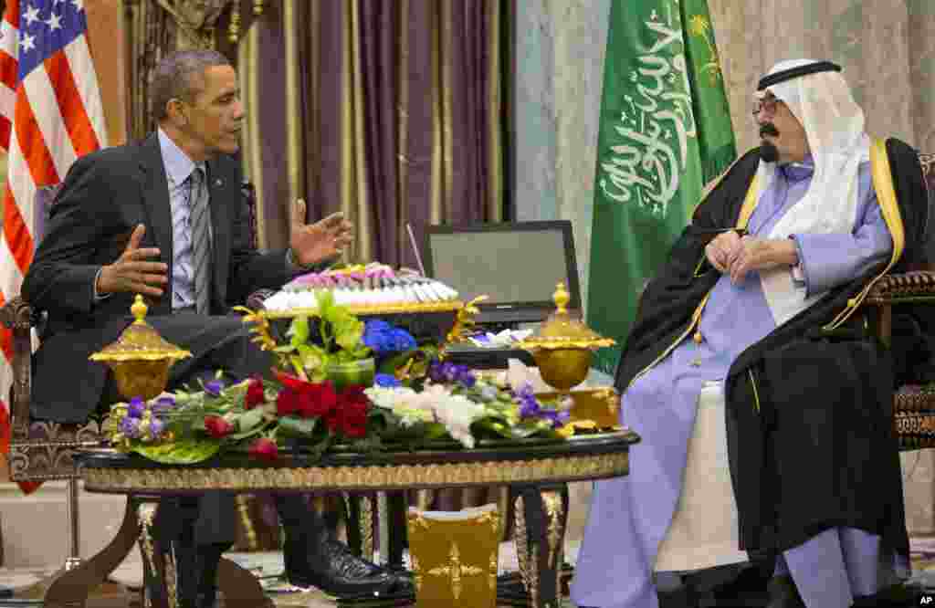 President AS Barack Obama bertemu Raja Abdullah di Rawdat Khuraim, sekitar 120 kilometer dari ibukota Riyadh, Arab Saudi (28/3). (AP/Pablo Martinez Monsivais)