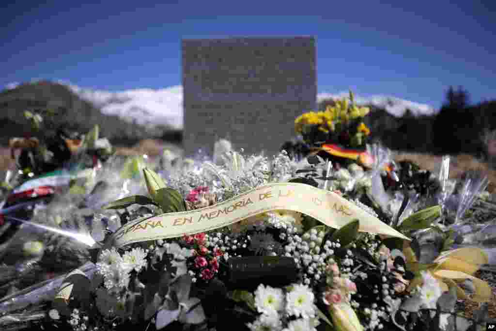 Một tấm bia và hoa tưởng niệm các nạn nhân vụ rơi máy bay ở dãy Alps.