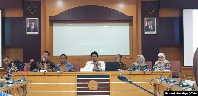 Rektor Universitas Islam Negeri Sunan Kalijaga Yudian Wahdyudi (tengah), promotor, dan dosen penguji menjawab berbagai pertanyaan seputar disertasi Abdul Azis, di Yogyakarta, Jumat, 30 Agustus 2019. (Foto: Nurhadi Sucahyo/VOA)