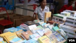  The displayed books at 4th Cambodia Book Fair in Phnom Penh on December 11, 2015. (Hean Socheata/ VOA)