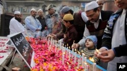 Indian Muslims pay tribute to Indian soldiers killed in the recent Pathankot air base attack, outside a mosque in New Delhi, Jan. 8, 2016.