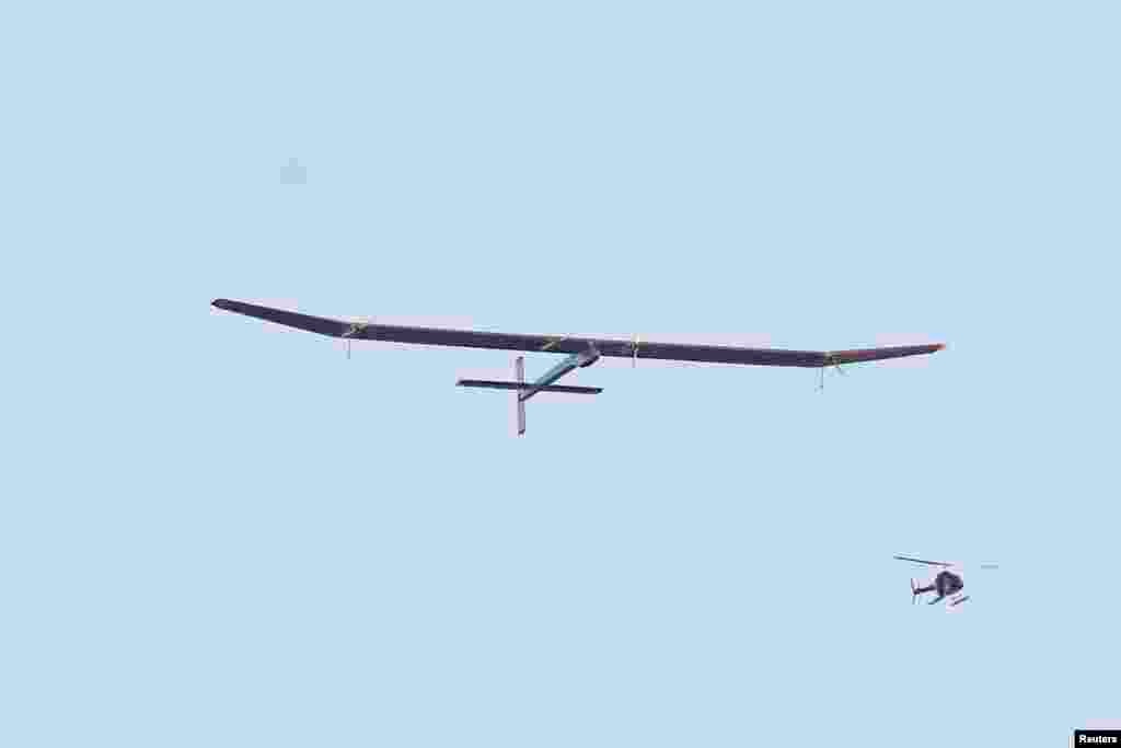 "Solar Impulse" günəş enerjisi ilə çalışan təyyarə Amerika Missiyasının ilk mərhələsi üçün Kaliforniyadan havaya qalxır. Mayın 3-ü, 2013-cü il.