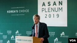 제임스 스타인버그 전 미국 국무부 부장관이 서울에서 열린 ‘아산 플래넘 2019’ 기자회견에서 연설하고 있다. 