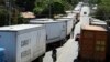 Camiones se alinean en la calle en la ciudad fronteriza de La Hachadura, El Salvador, el viernes 30 de noviembre de 2007. 