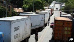 Camiones se alinean en la calle en la ciudad fronteriza de La Hachadura, El Salvador, el viernes 30 de noviembre de 2007. 