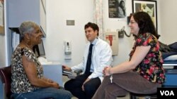 Edward Machtinger (tengah), Kepala Program Perempuan Pengidap HIV di Universitas California berbicara dengan seorang pasien, Vicki Blake (kiri) - (foto: UCSF).