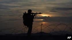 A Pakistani border security guard stands on alert at Pakistan-Afghanistan border post, Chaman in Pakistan, May 5, 2017. Backed by artillery, Afghan security forces fired across the border on Pakistani census workers and troops escorting them on Friday, killing many people and drawing a response from the military, Pakistan said. 