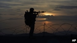 Penjaga perbatasan Pakistan siaga di pos perbatasan Pakistan-Afghanistan di Chaman (5/5).