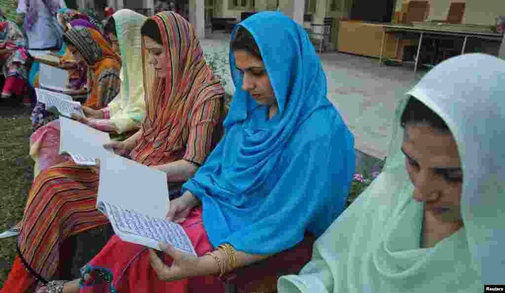 پشاور کے ایک سکول میں اساتذہ ملالہ کی صحت یابی کے لیے قرآن خوانی کررہی ہیں