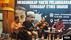 Diskusi Media Mengungkap Fakta Pelanggaran Terhadap Etnis Uighur di Jakarta, Kamis (20/12). (VOA/Fathiyah)