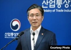 성윤모 한국 산업통상자원부 장관이 지난달 12일 기자회견에서 일본을 수출 절차 우대국가 명단인 '백색국가'에서 제외하기로 결정했다고 발표했다.