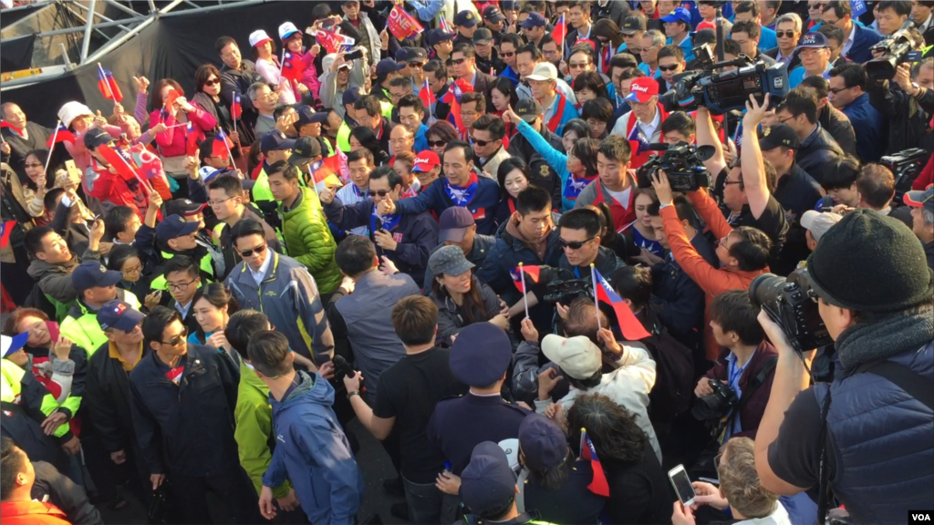 台湾总统马英九和总统候选人朱立伦进入集会现场。1月9日国民党举行造势游行，在游行终点、中正纪念堂前的自由广场集会。 (美国之音萧洵拍摄)