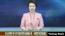 북한 조선중앙TV 아나운서가 18일 '한국과 미국이 진실로 대화와 협상을 바란다면 모든 도발행위들을 즉시 중지하고 전면사죄해야 한다'는 내용의 국방위원회 정책국 성명을 전하고 있다. 