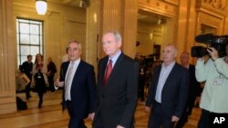 Cựu Phó Thủ hiến Bắc Ireland McGuinness (giữa) tại Stormont, Belfast, Bắc Ireland (ảnh tư liệu, 16/1/2017). 