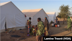 Des déplacés sur le site de Barsalogho au petit matin, au Burkina Faso, le 15 janvier 2019. (VOA/Lamine Traoré)