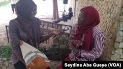 Ndeye Seynabou Gueye (en rouge), à Dakar, Sénégal, 15 septembre 2018. (VOA/Seydina Aba Gueye)