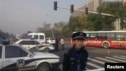 Un policía monta guardia frente a las oficinas del partido comunista chino en Shanxi, sacudido por varias explosiones.