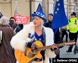 Twenty four-year-old Madeleina Kay, a British writer and political activist from Sheffield, uses the Twitter hashtag #EUsupergirl and has crowd-funded her weeks of singing in Parliament Square.
