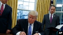 Tổng thống Donald Trump ký sắc lệnh rút Mỹ ra khỏi hiệp ước thương mại tự do xuyên Thái Bình Dương TPP mà chính quyền tiền nhiệm Obama đã ký kết (ảnh tư liệu ngày 23/1/2017)