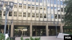 The Arlington Immigration Court building in Arlington, Virginia. The courtrooms inside are plain, and cases are dispatched quickly, each one settled in five to 10 minutes. (A. Barros/VOA)