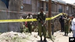 30일 발생한 폭탄 공격으로 사상자가 발생한 가운데 교회 건물 외곽에서 주위를 경계하는 케냐 경찰들