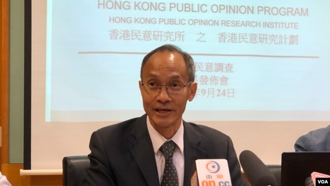 香港民意研究计划研究所主席及行政总裁锺庭耀 (美国之音李逸华拍摄)
