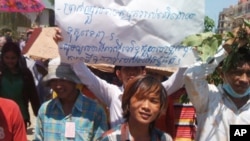 The demonstration blocked a major Phnom Penh boulevard for about 20 minutes, but no violence was reported. 