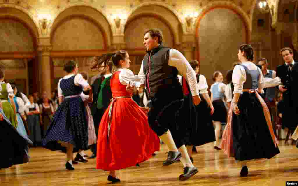رقص سنتی&zwnj; اتریشی&zwnj; با لباس های محلی؛&nbsp; وین، اتریش.
