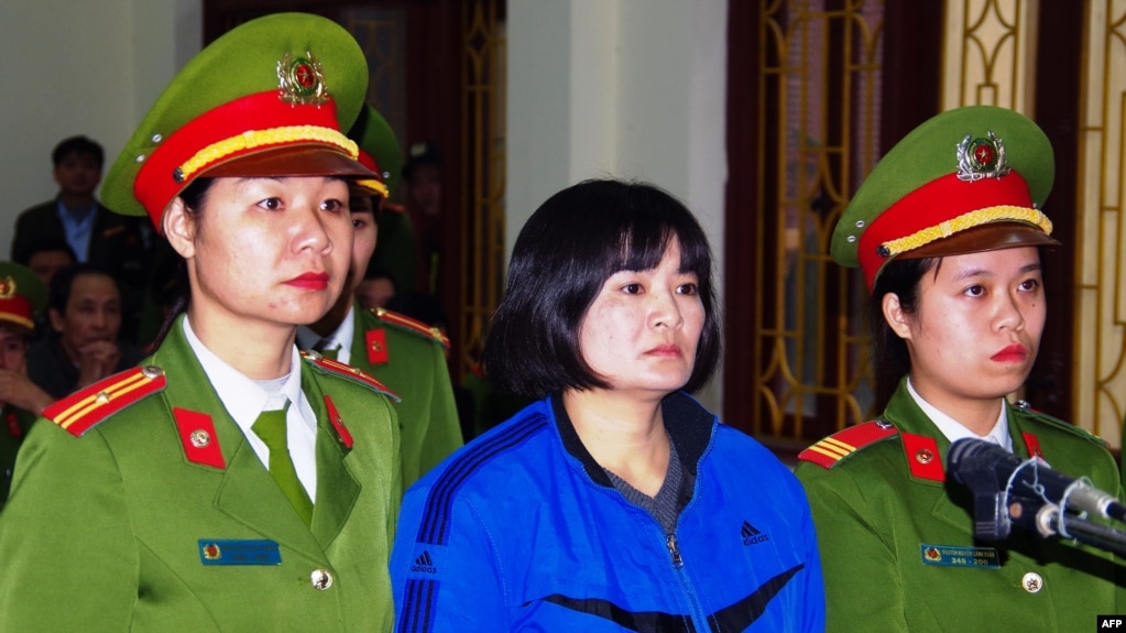 Nhà hoạt động Trần Thị Nga, 40 tuổi, trong phiên tòa phúc thẩm tại tòa án nhân dân tỉnh Hà Nam vào ngày 22 tháng 12, 2017. Tòa y án 9 năm tù giam đối với bà về tội tuyên truyền chống nhà nước.