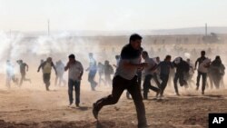 استفاده نیروهای امنیتی ترکیه از گاز اشک‌آور و ماشین‌های آب پاش برای متفرق کردن پناهجویان کرد سوریه در مرز مشترک با ترکیه - ۳۰ شهریور ۱۳۹ 