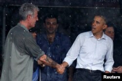Then-U.S. President Barack Obama talks with Anthony Bourdain after an interview at a shopping area of Hanoi, Vietnam May 24, 2016. REUTERS/Carlos Barria