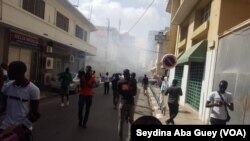 Journalistes et partisans de Wade dispersés à coup de gaz lacrymogène à Dakar, Sénégal, 25 juillet 2017. (VOA/Seydina Aba Gueye)