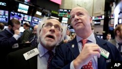 Los especialistas financieros Peter Tuchman y Patrick Casey en la Bolsa de Valores en Nueva York, siguen la volátil sesión del mercado el jueves 8 de febrero de 2018.