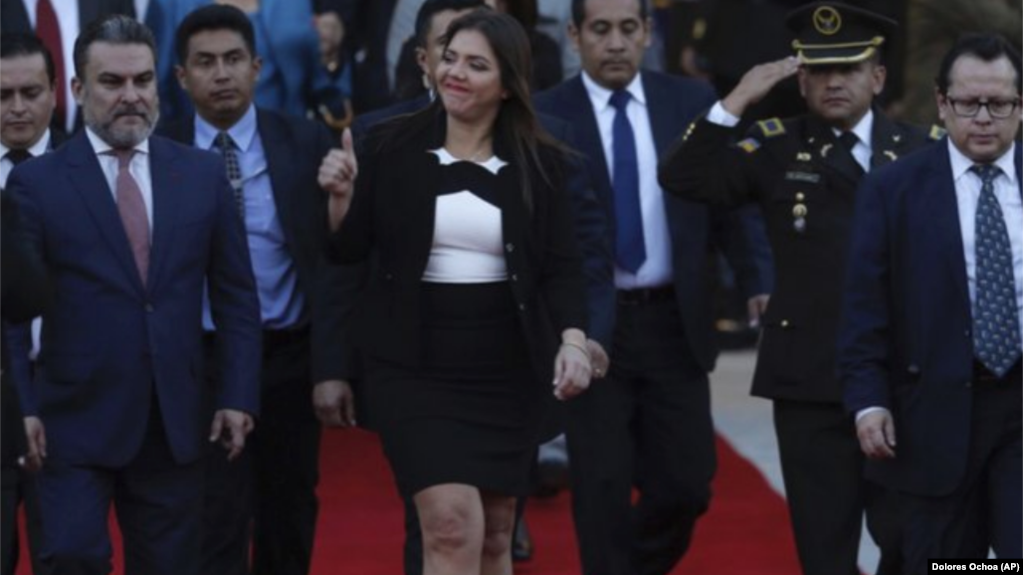 María Vicuña, la nueva vicepresidenta de Ecuador, hace una señal de optimismo con el pulgar a su salida de la Asamblea Nacional, en Quito, Ecuador, el sábado 6 de enero de 2018. 