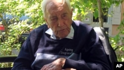 104岁的澳大利亚科学家大卫·古达尔在瑞士巴塞尔坐在轮椅上。（2018年5月8日）