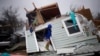 Barbara Koster na sua casa após a passagem do furacão Harvey em Rockport, Texas, 26 de Agosto, 2017.