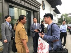 Edi Bahiar dari Dinas Lingkungan Hidup Jabar (kedua kiri) berbincang dengan Sondo Yu dari Samsung Engineering (kedua kanan) usai melakukan pertemuan dengan Gubernur Jawa Barat, Selasa (18/2) sore. (VOA/Rio Tuasikal)