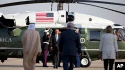 Le président Barack Obama marche après sa descente de l’hélicoptère pour aller embarquer à bord d’Air Force One à l'aéroport international King Khalid à Riyad, en Arabie Saoudite, 21 avril 2016.
