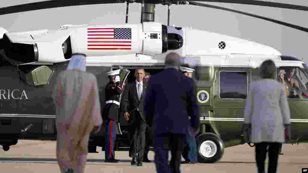 Le président Barack Obama sort d&#39;Air Force One à l&#39;aéroport international King Khalid à Riyad, 21 avril 2016