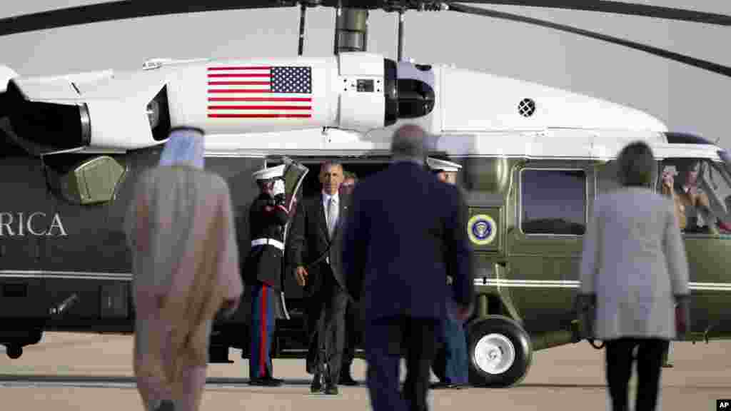 Le président Barack Obama sort d'Air Force One à l'aéroport international King Khalid à Riyad, 21 avril 2016