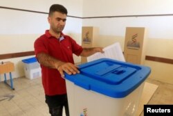 Kurdski uposlenik priprema kutije za glasanje za referendum 25 septembra u Erbilu, Irak, 24. septembra 2017.