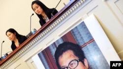 중국의 인권운동가 구오 페이숑 씨 부인과 딸이 지난해 10월 미국 워싱턴 DC에서 기자회견을 가지고 있다. (자료사진)