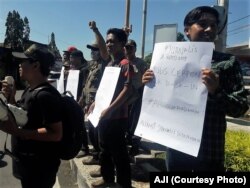 Para wartawan menggelar aksi damai di Jember, Jawa Timur, Jumat, 3 Mei 2019. (Foto: AJI)