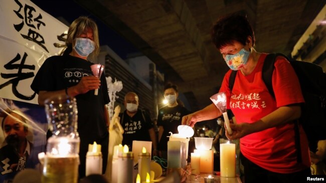 香港民众点燃蜡烛纪念北京天安门民主运动被镇压31周年。（2020年6月3日）