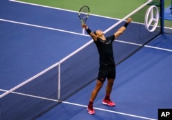 지난해 9월 US 오픈 테니스 대회 남자 싱글 결승전에 출전한 라파엘 나달(스페인)이 케빈 앤더슨(남아프리카공화국)을 상대로 이긴 후 환호하고 있다.