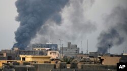 Bombardements de la coalition américaine contre les positions de l'Etat Islamique à Ramadi le 24 décembre 2015.